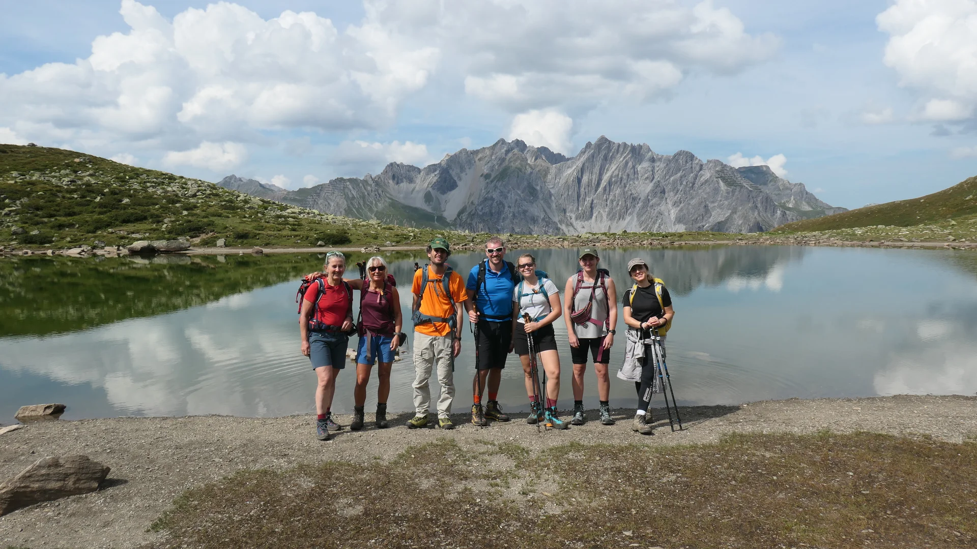 Erfrischt und gestärkt gehen wir zu den Maroiköpfen - Wandergruppe vor einem Bergsee | © DAV-FN / S. Dischler
