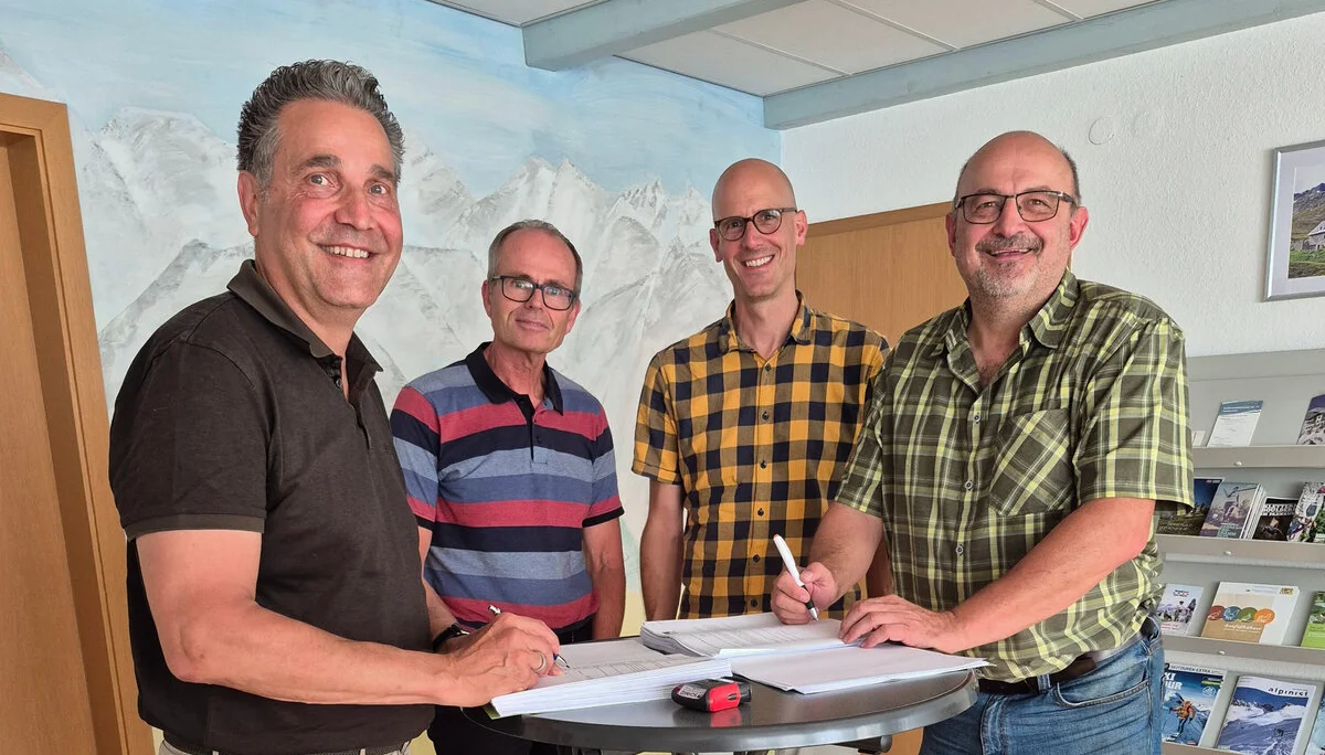 Vertreter des Matthäus Schmid Bauunternehmen und der Sektion Friedrichshafen bei der Unterzeichnung des Vertrages | © 2025, DAV Friedrichshafen