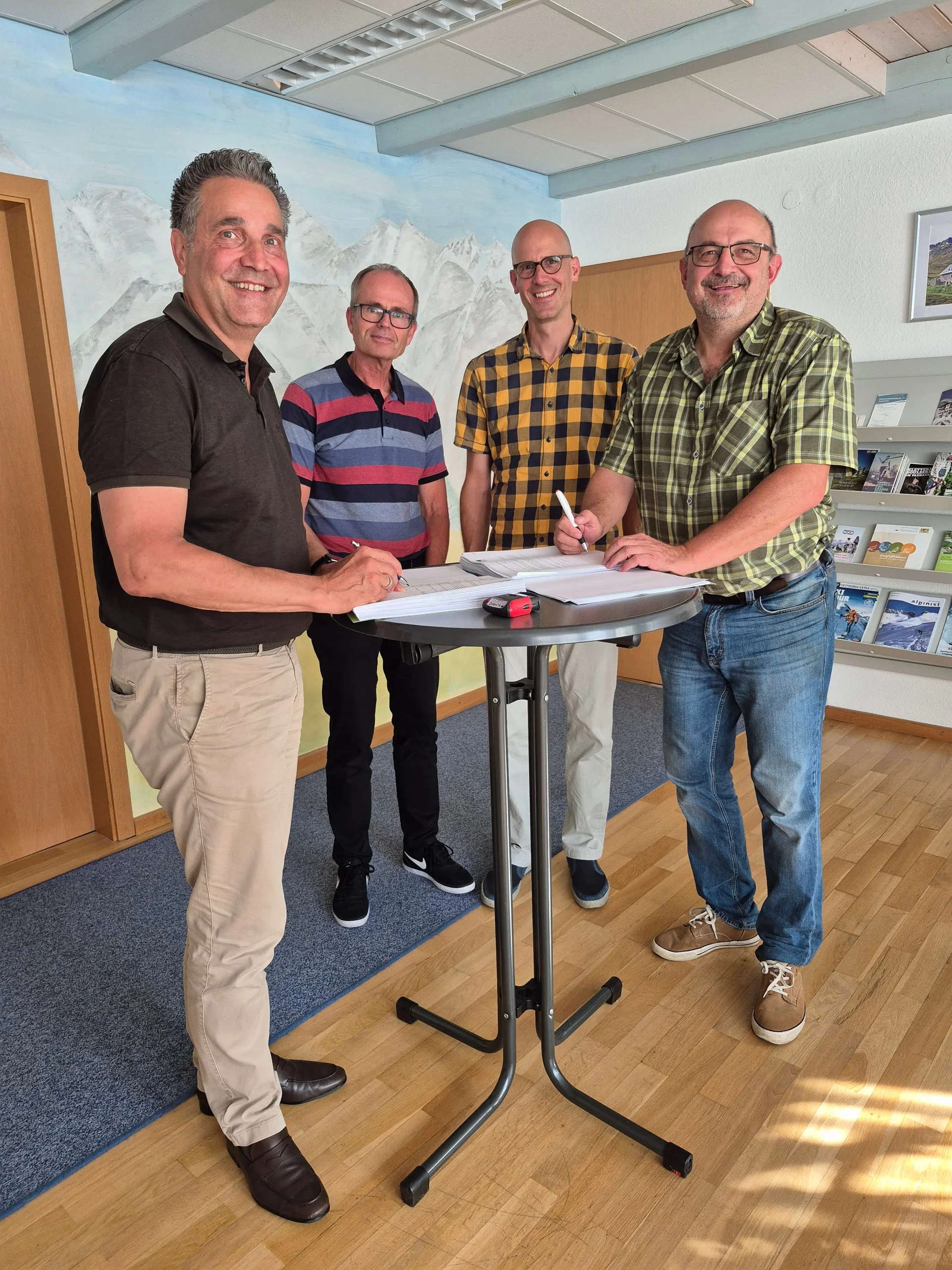 Vertreter des Matthäus Schmid Bauunternehmen und der Sektion Friedrichshafen bei der Unterzeichnung des Vertrages | © 2025, DAV Friedrichshafen