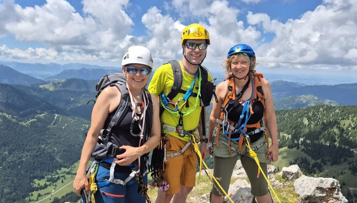 Drei Kletternde angeseilt und mit Ausrüstung glücklich am Gipfel. | © DAV-FN / Karin B., Silke S., Robert H.