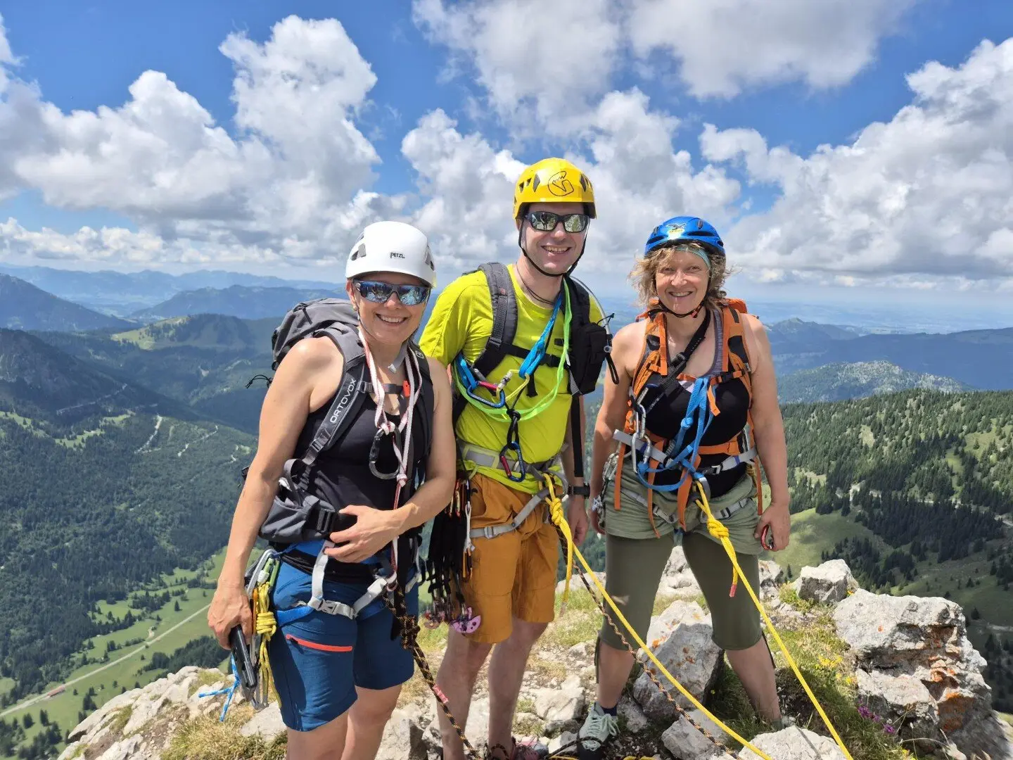 Drei Kletternde angeseilt und mit Ausrüstung glücklich am Gipfel. | © DAV-FN / Karin B., Silke S., Robert H.