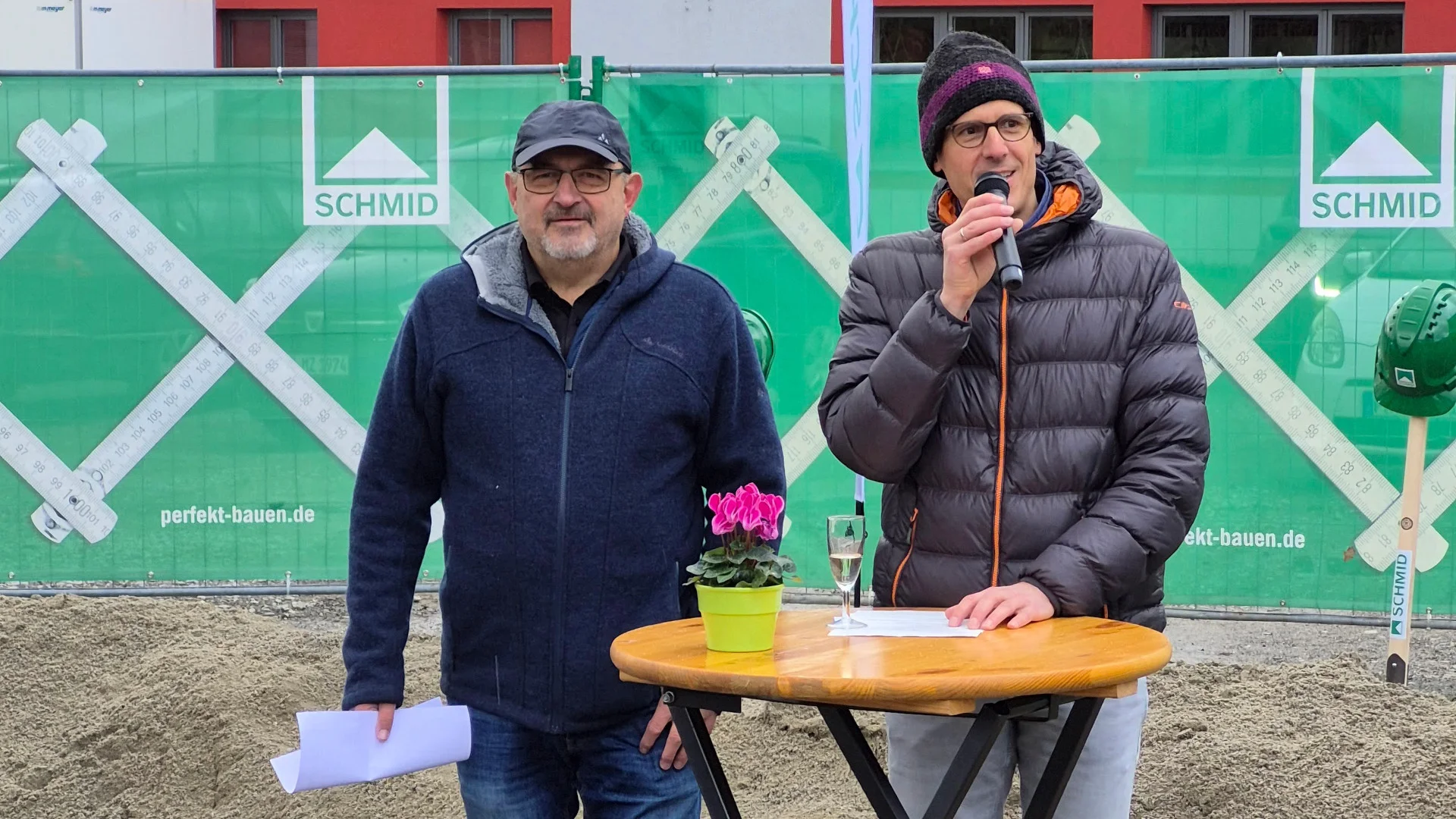 Bei der Ansprache zum Spatenstich, v.ln.r. Jörg Zielke, Thomas Huber (DAV Friedrichshafen) | © DAV / C. Hatger