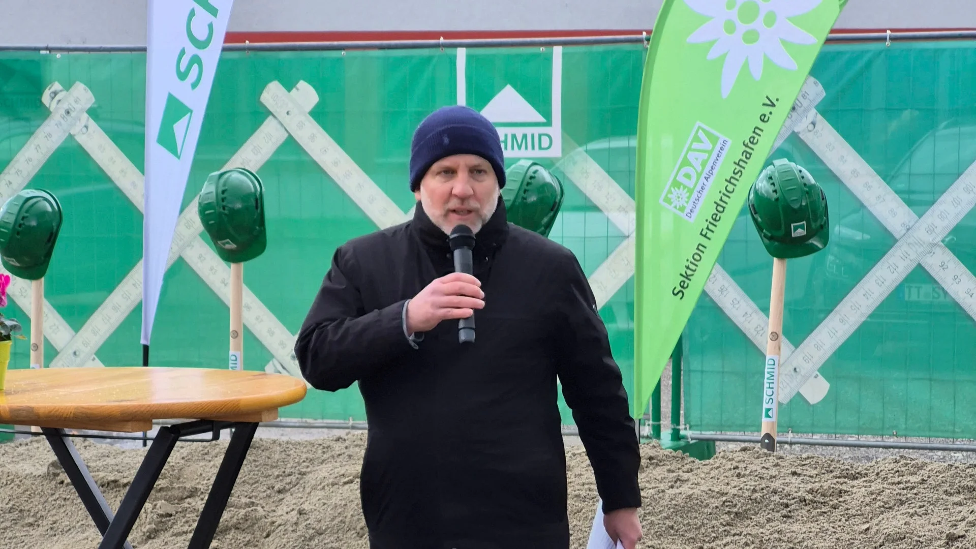 Bei der Ansprache zum Spatenstich: Oberbürgermeister Simon Blümcke | © DAV / C. Hatger