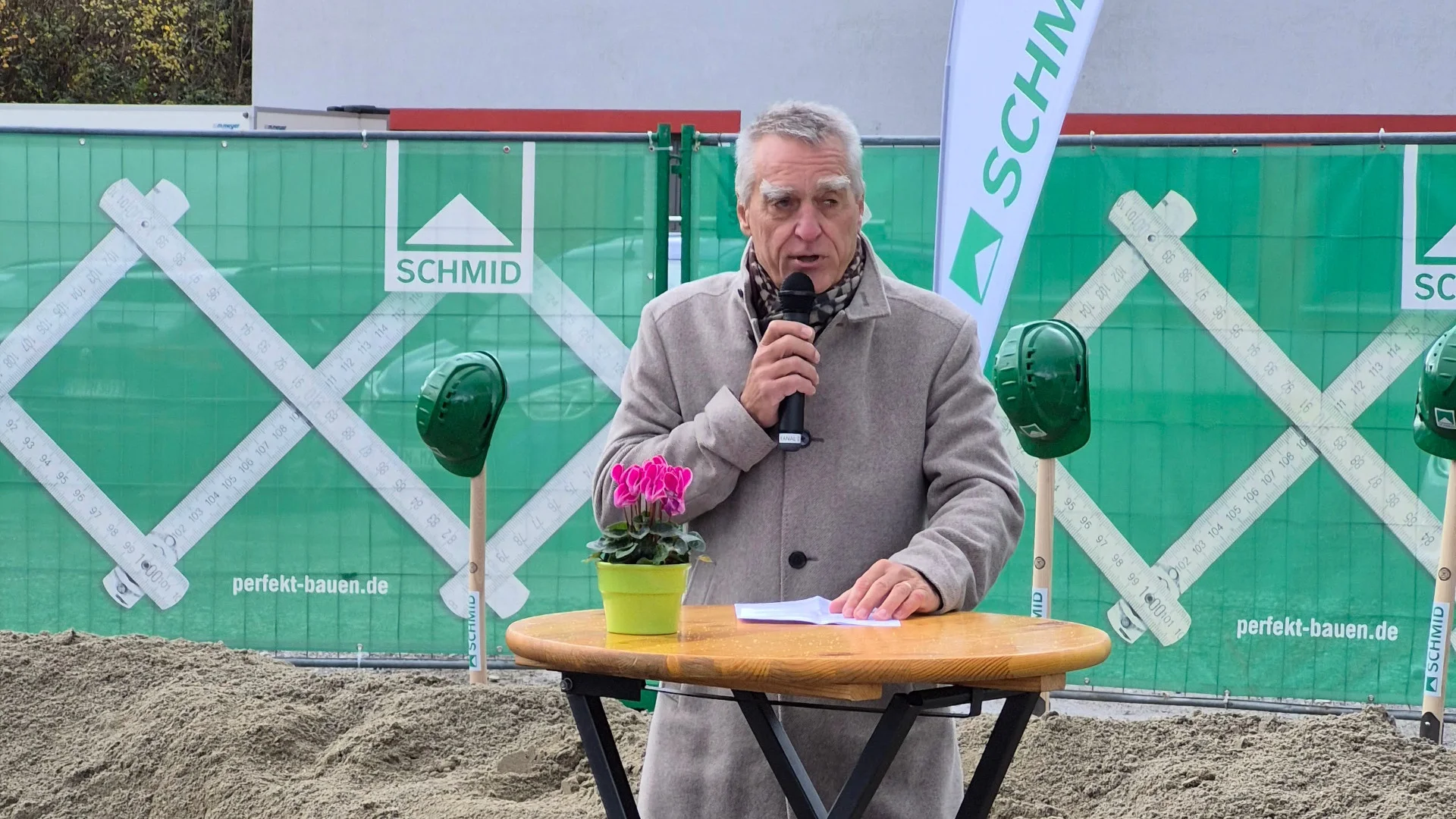 Bei der Ansprache zum Spatenstich: Harald Bader (Wassung Bader Architektren) | © DAV / C. Hatger