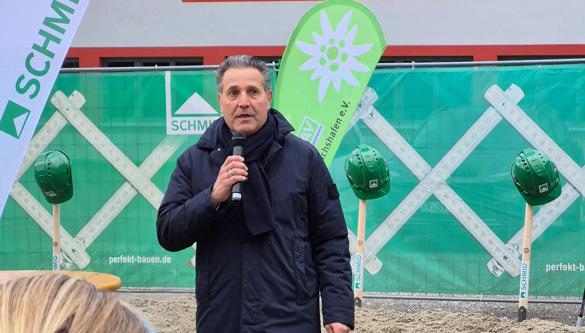 Bei der Ansprache zum Spatenstich: Christian Schmid (Firma Matthäus Schmid Bauunternehmen) | © DAV / C. Hatger