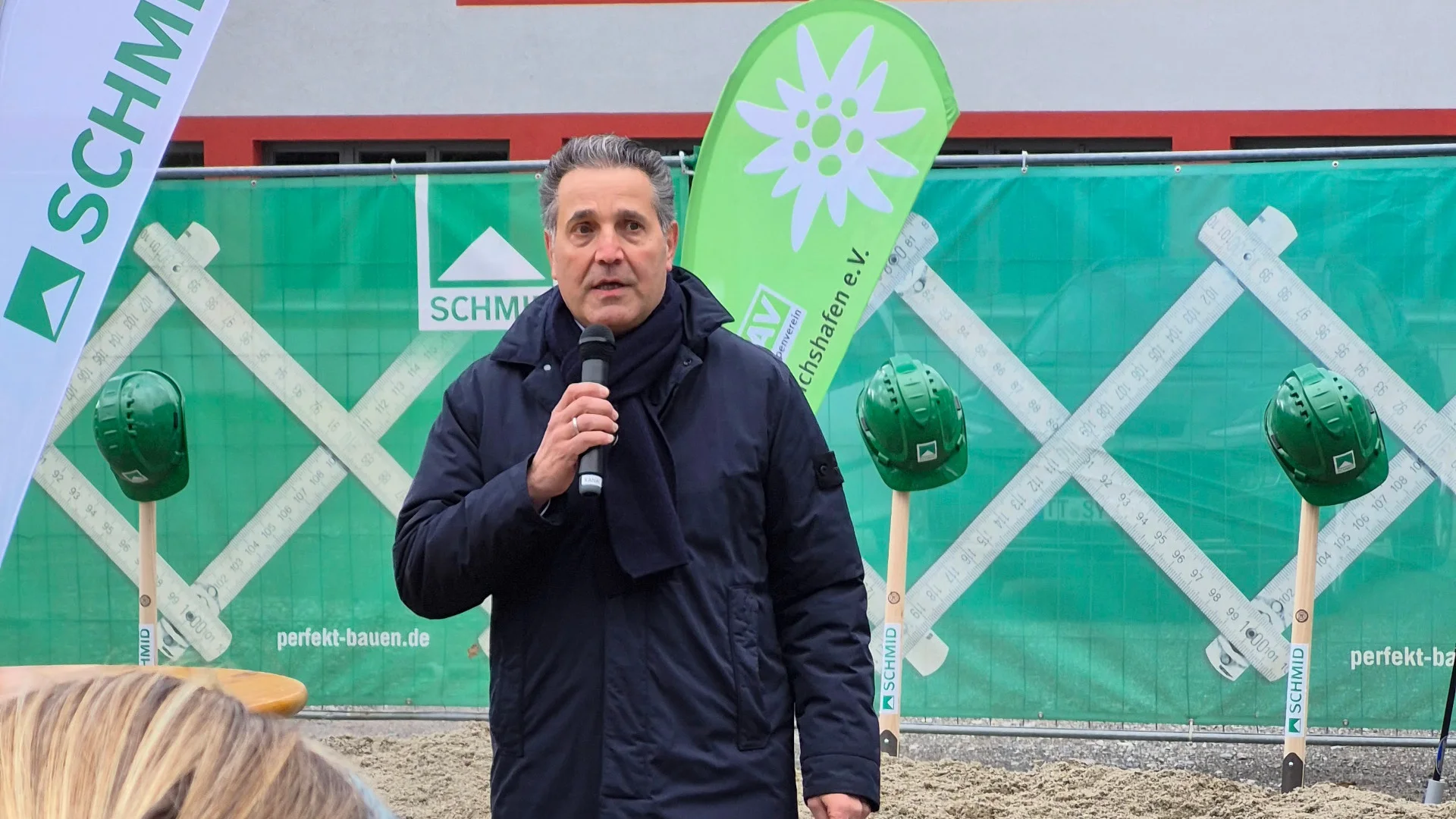 Bei der Ansprache zum Spatenstich: Christian Schmid (Firma Matthäus Schmid Bauunternehmen) | © DAV / C. Hatger