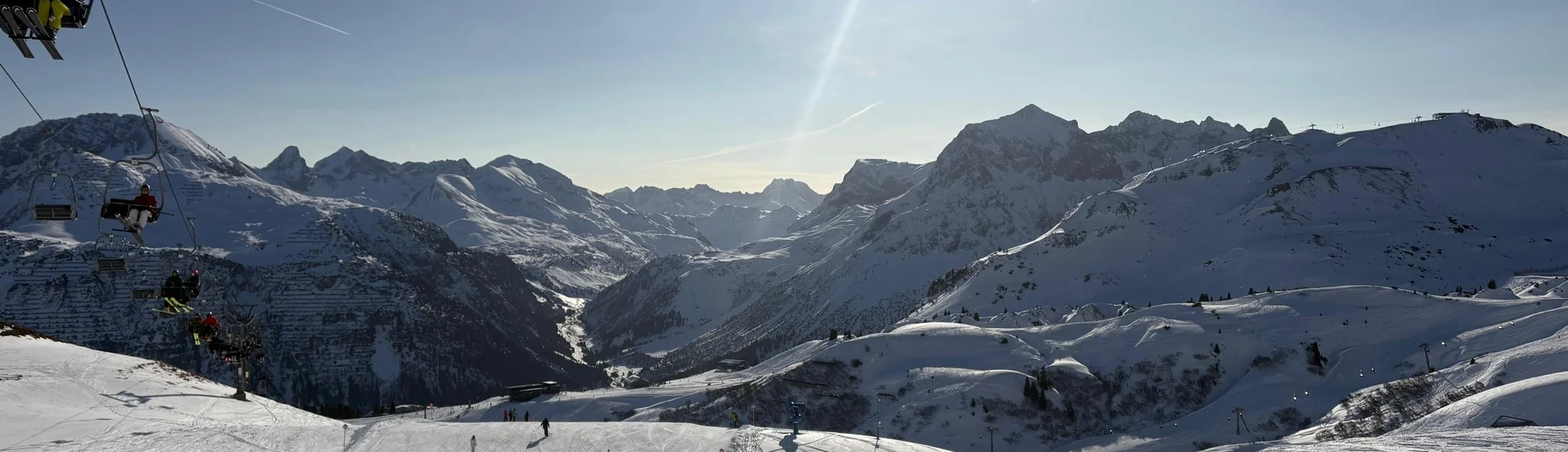 Schneebedeckte Berglandschaft mit Skifahrern auf der Piste und Sessellift unter strahlendem Himmel | © DAV-FN / V. u. S. Schmidhuber