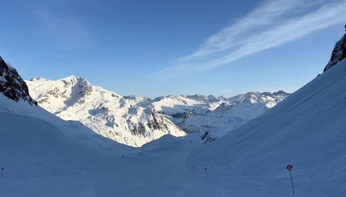 Schneebedecktes Tal zwischen Bergen unter blauem Himmel mit dünnen Wolkenstreifen | © DAV-FN / V. u. S. Schmidhuber