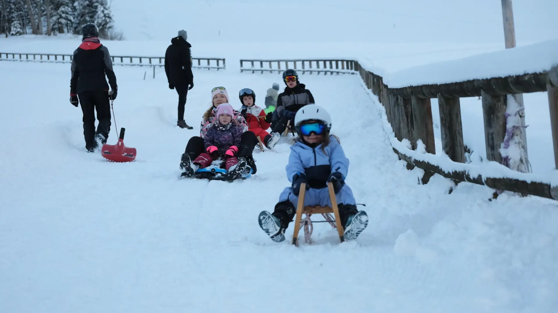 Mehrere Kinder und Erwachsene beim Schlittschuhlaufen auf einer Eisbahn im Freien | © DAV-FN / A. Schababerle