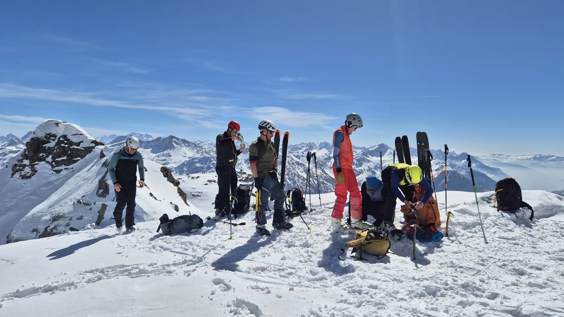 Gruppe von Skitourengehern mit Ausrüstung am Skidepot vor dem Gipfelanstieg | © DAV-FN / R. Lebedeff