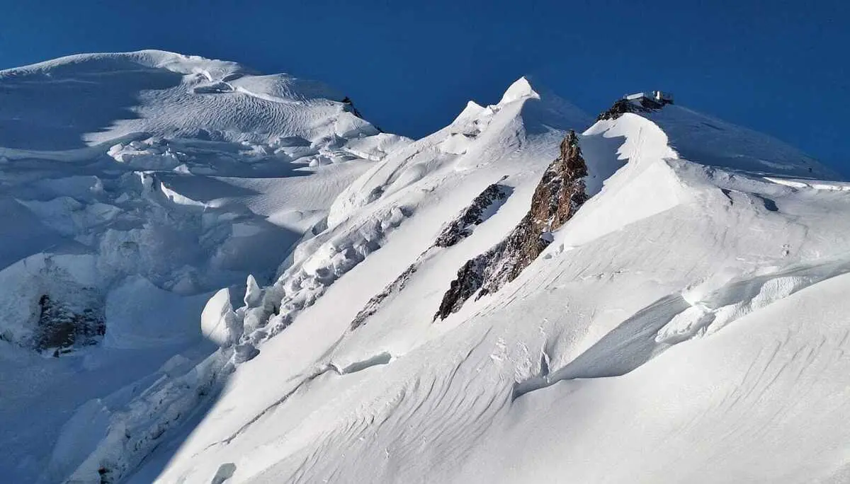 Schneebedeckte Berggipfel mit steilen Hängen und Felsvorsprüngen unter klarem Himmel | © DAV-FN / R. Gersten