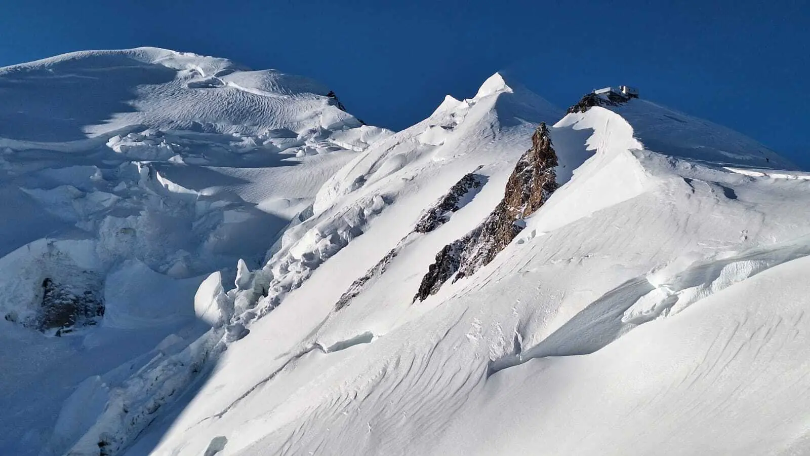 Schneebedeckte Berggipfel mit steilen Hängen und Felsvorsprüngen unter klarem Himmel | © DAV-FN / R. Gersten