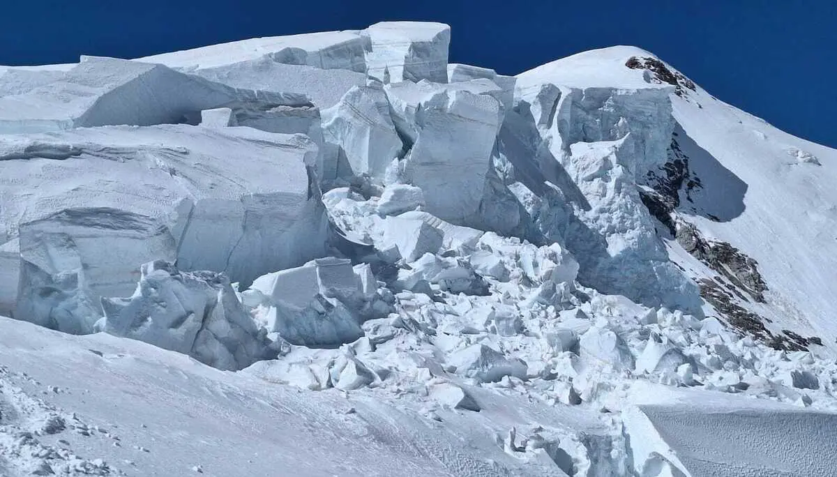 Schneebedeckter Berggipfel mit großen, zerklüftetem Gletscherbruch unter klarem blauem Himmel | © DAV-FN / R. Gersten