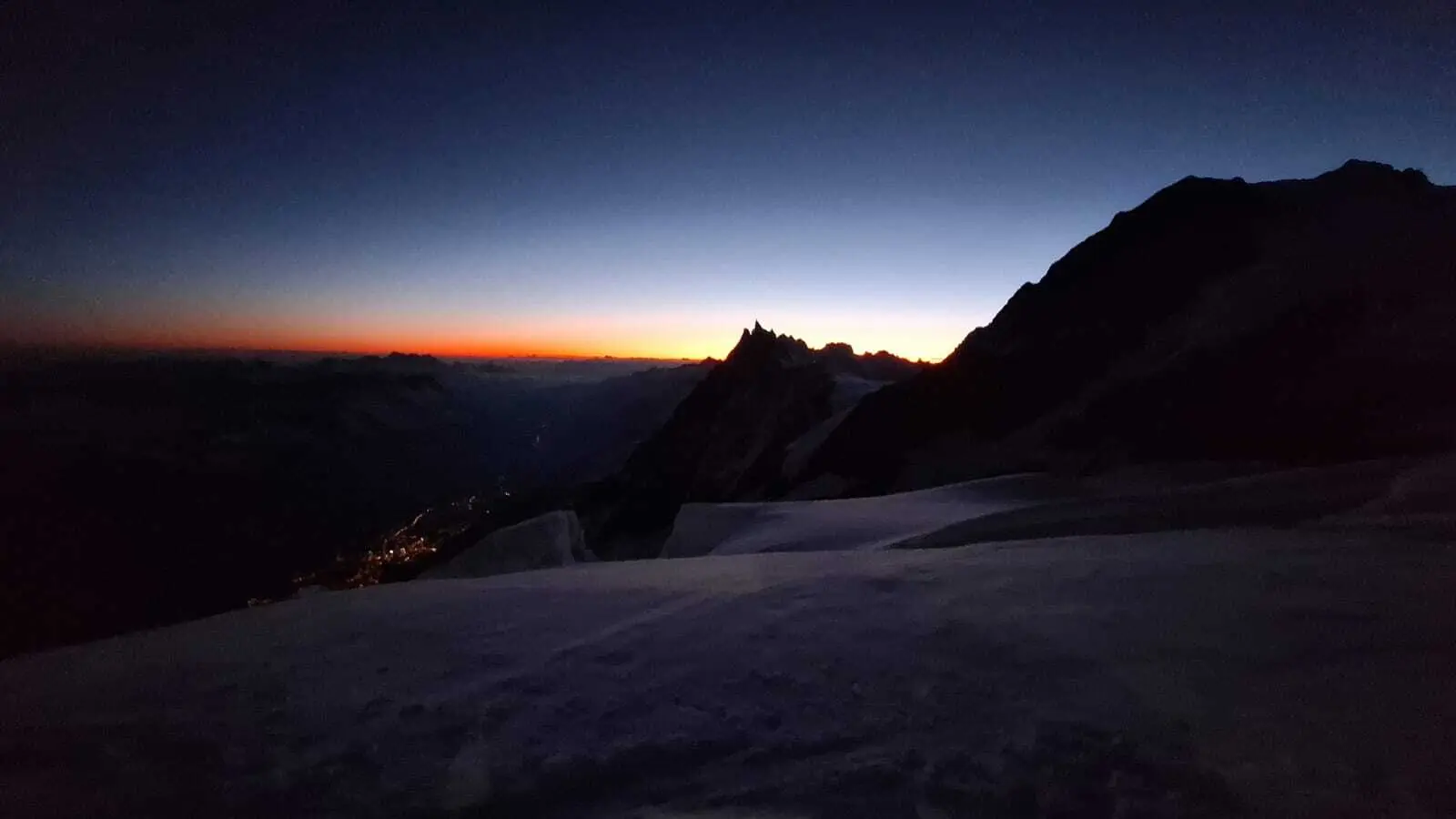 Dunkle Bergsilhouette vor einem klaren Himmel mit orangefarbenem Horizontstreifen bei Dämmerung | © DAV-FN / R. Gersten