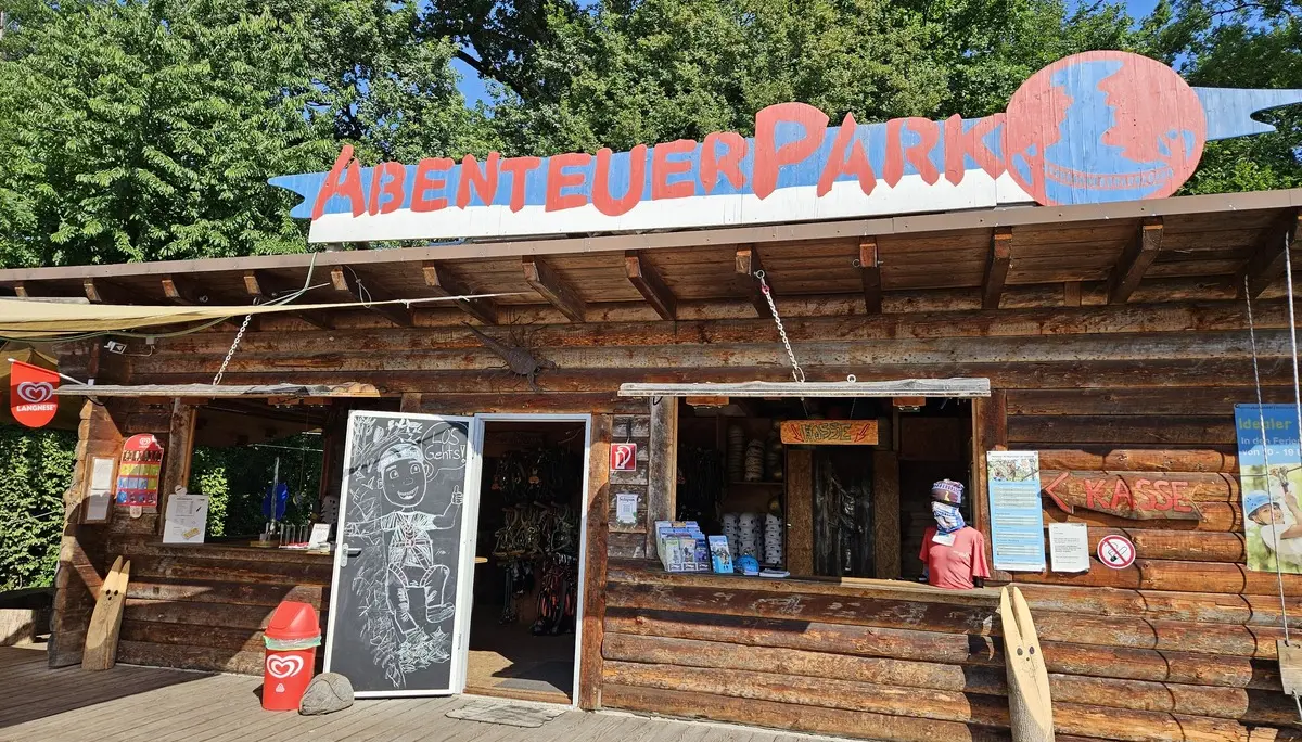 Holzgebäude mit dem Schriftzug 'ABENTEUERPARK' auf dem Dach und einem aufgemalten Globus daneben | © DAV-FN / A. Schababerle