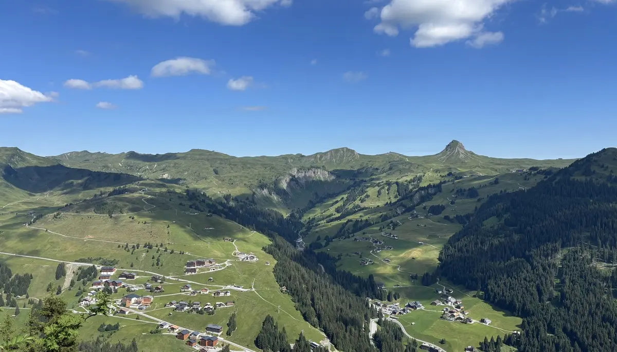 Berglandschaft mit grünen Wiesen, verstreuten Häusern und blauem Himmel mit wenigen Wolken | © DAV - FN / A. Schech