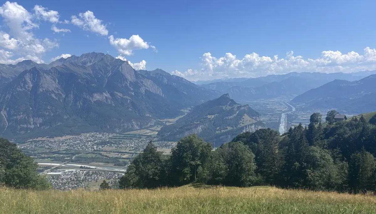 Berglandschaft mit Tal, Fluss und bewaldeten Hügeln unter blauem Himmel mit Wolken | © DAV - FN / A. Schech