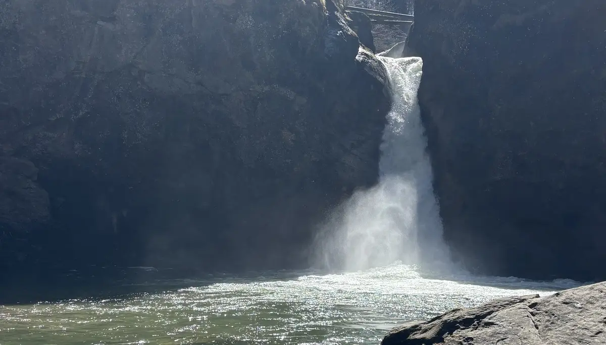Wasserfall zwischen hohen Felsen mit Brücke darüber und klarem Wasser im Vordergrund | © DAV-FN / A. Schech