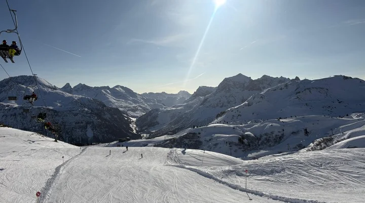 Schneebedeckte Berglandschaft mit Skifahrern auf der Piste und Sessellift unter strahlendem Himmel | © DAV-FN / V. u. S. Schmidhuber