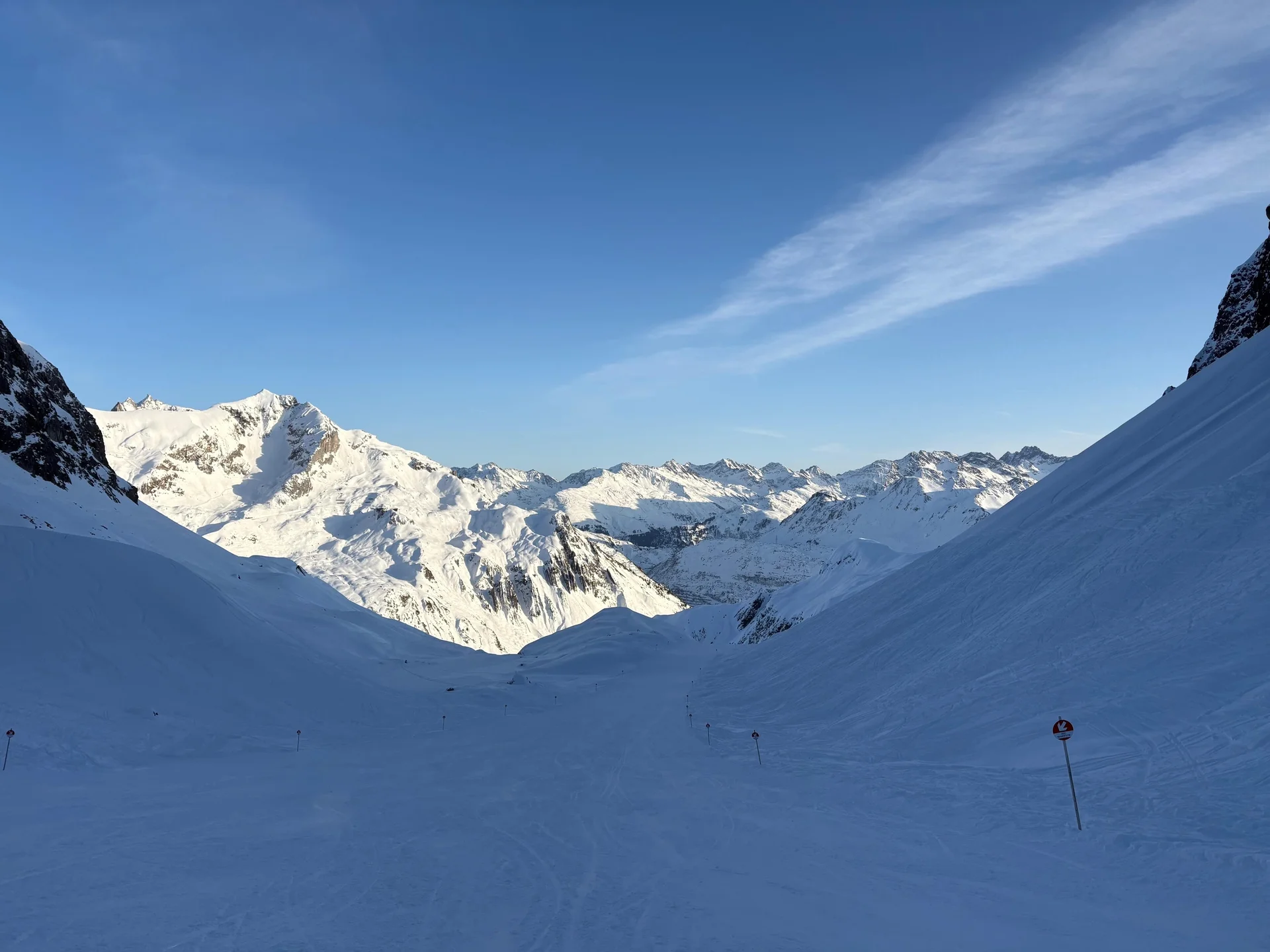 Schneebedecktes Tal zwischen Bergen unter blauem Himmel mit dünnen Wolkenstreifen | © DAV-FN / V. u. S. Schmidhuber