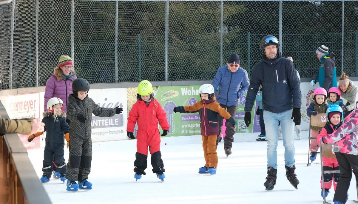 Mehrere Kinder und Erwachsene beim Schlittschuhlaufen auf einer Eisbahn im Freien | © DAV-FN / A. Schababerle