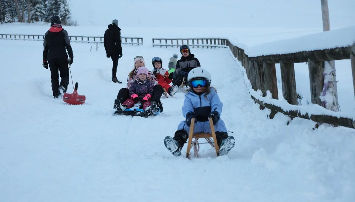 Mehrere Kinder und Erwachsene beim Schlittschuhlaufen auf einer Eisbahn im Freien | © DAV-FN / A. Schababerle
