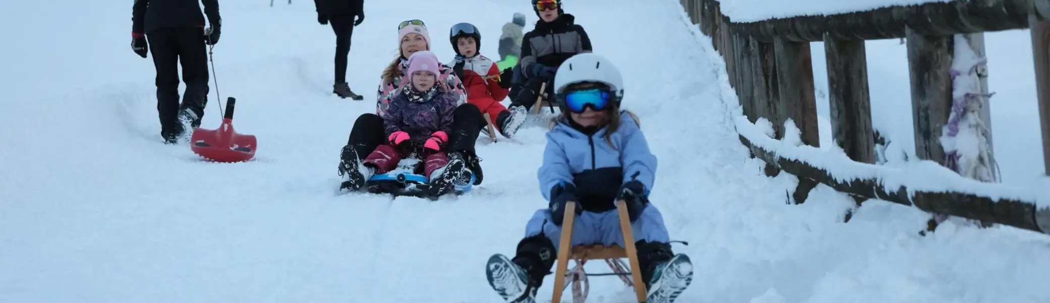 Mehrere Kinder und Erwachsene beim Schlittschuhlaufen auf einer Eisbahn im Freien | © DAV-FN / A. Schababerle