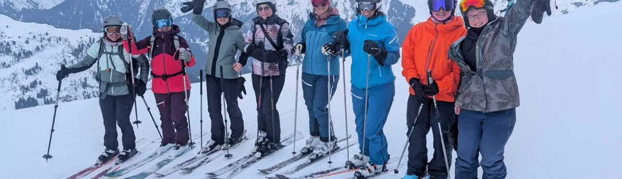 Gruppe von Skifahrern in Winterkleidung mit Skistöcken auf schneebedecktem Berg vor Bergpanorama | © DAV-FN / V. Schmidhuber