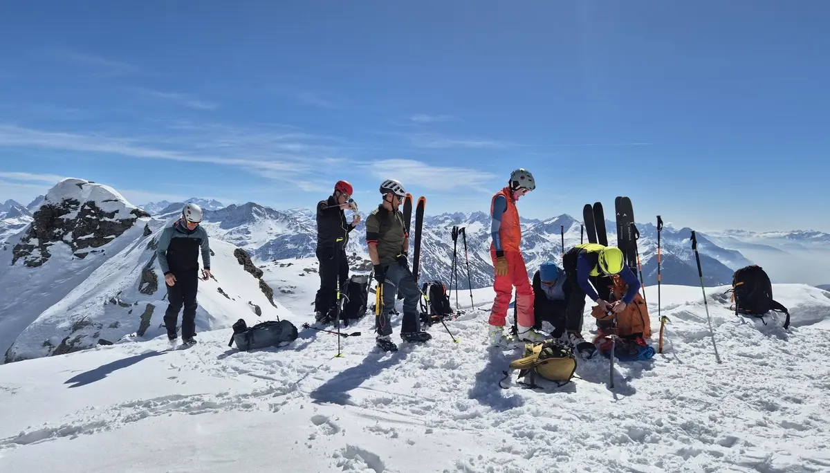Gruppe von Skitourengehern mit Ausrüstung am Skidepot vor dem Gipfelanstieg | © DAV-FN / R. Lebedeff