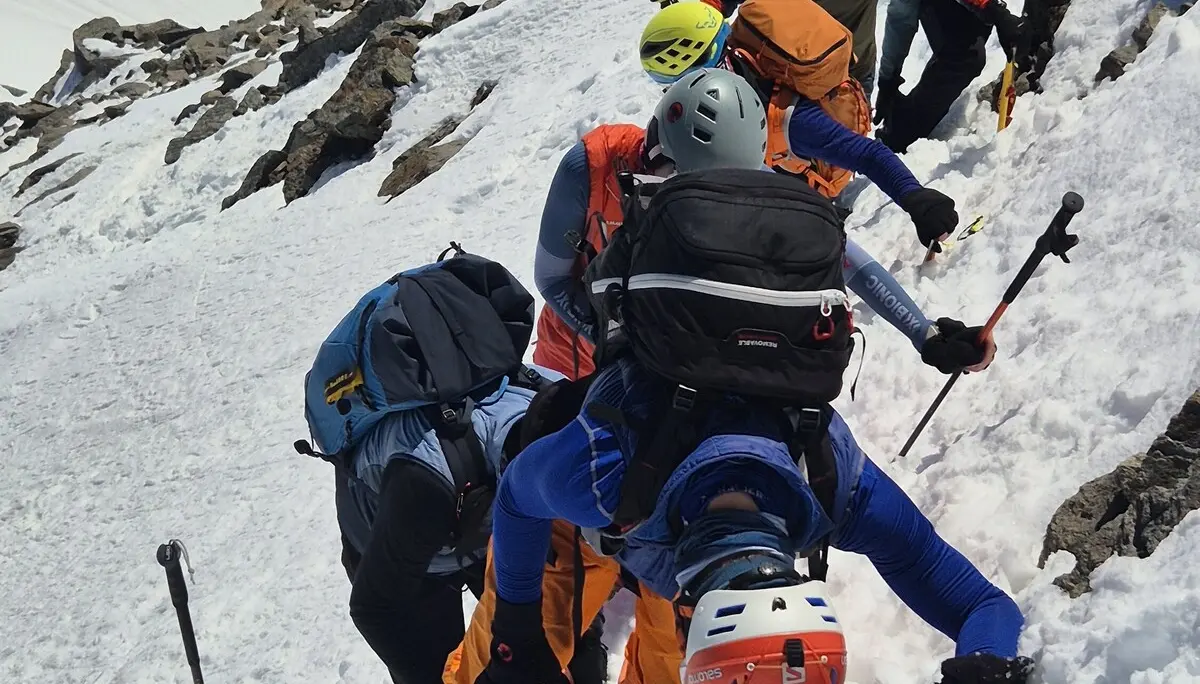 Gruppe von Bergsteigern mit Helmen und Rucksäcken klettert in steilem, schneebedecktem Gelände | © DAV-FN / R. Lebedeff