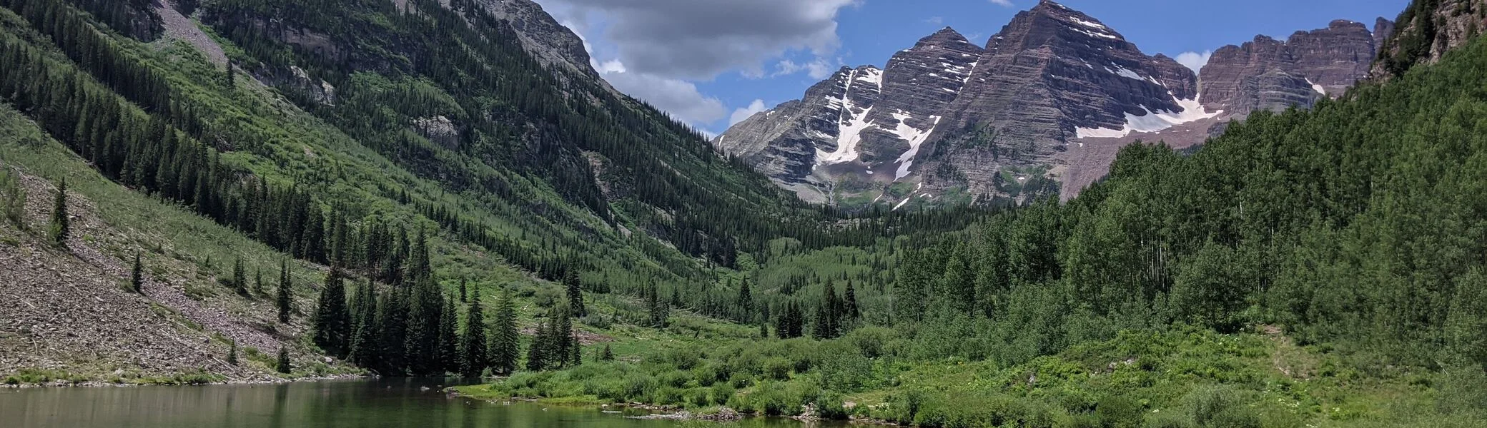 Berge im Sommer mit Wiese und See im Vordergrund | © Foto von Lyndsey Dulfer auf Unsplash.jpg