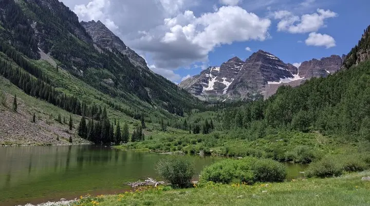 Berge im Sommer mit Wiese und See im Vordergrund | © Foto von Lyndsey Dulfer auf Unsplash.jpg