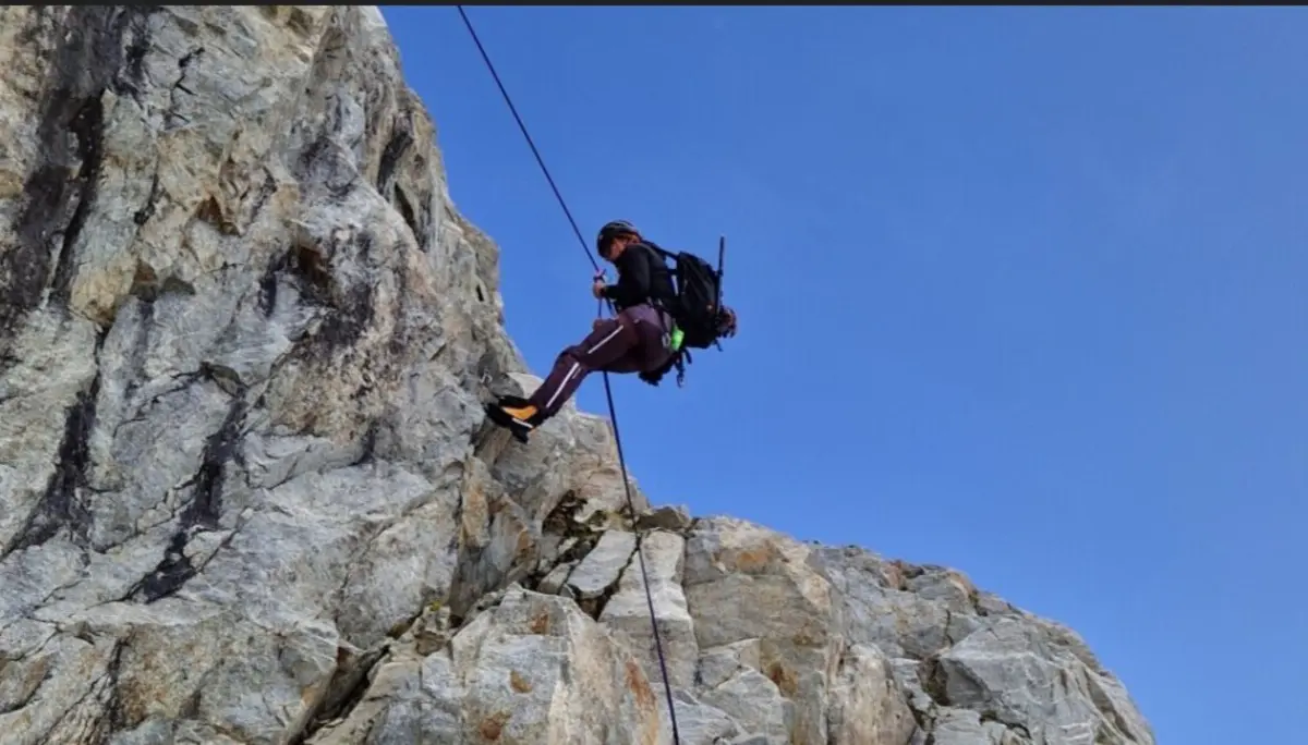 Ein Kletterer beim Abseilen | © DAV-FN / P. Elkenkamp