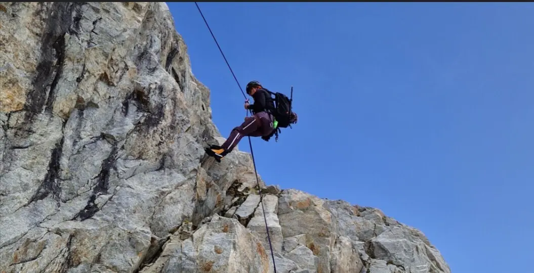 Ein Kletterer beim Abseilen | © DAV-FN / P. Elkenkamp