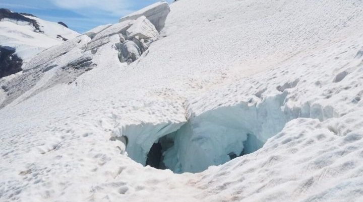 Große Gletscherspalte im Nahbereich eines bereits aperen Steilhangs | © DAV - Carolin Hübler