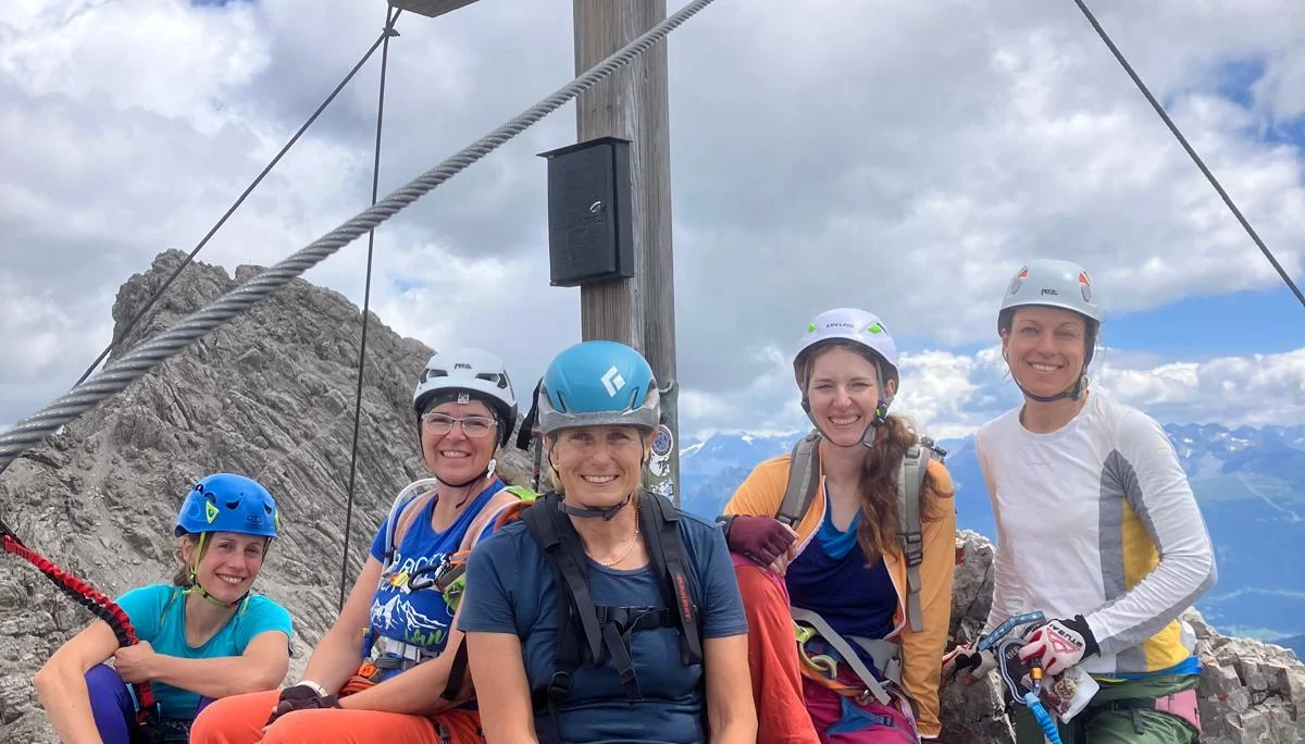 5 Kletter*innen am Gipfelkreuz | © DAV-FN /  A. Martin