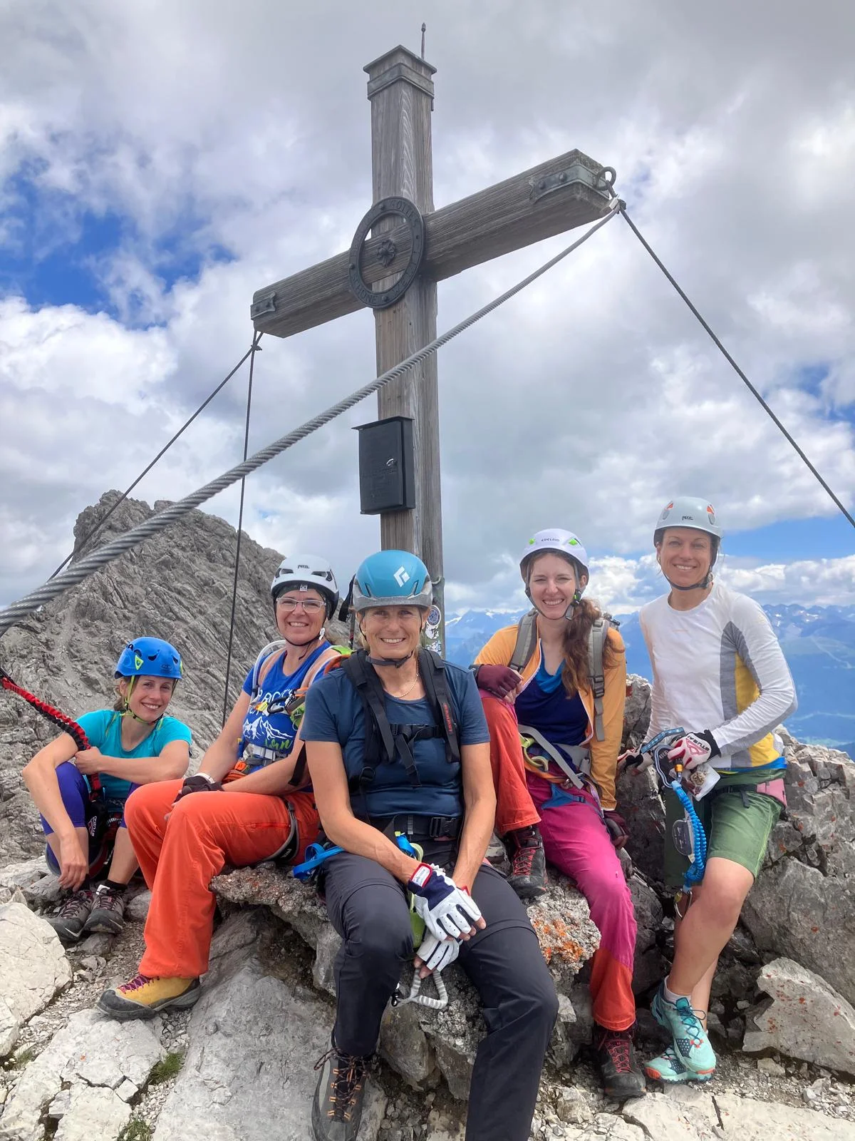 5 Kletter*innen am Gipfelkreuz | © DAV-FN /  A. Martin