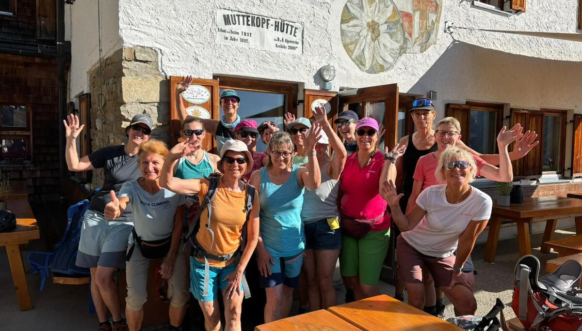 Frauengruppe vor der Muttekopfhütte | © DAV-FN /   B. Flora,