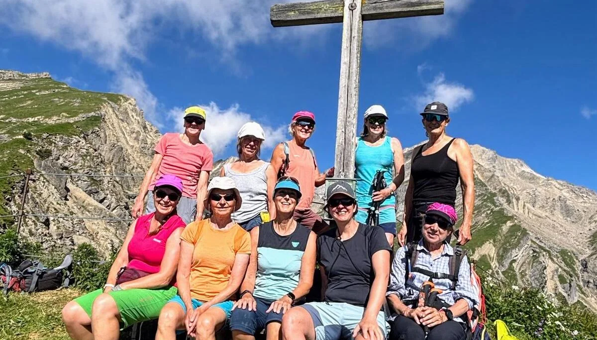 10 Frauen an einem Gipfelkreuz | © DAV-FN /  B. Flora