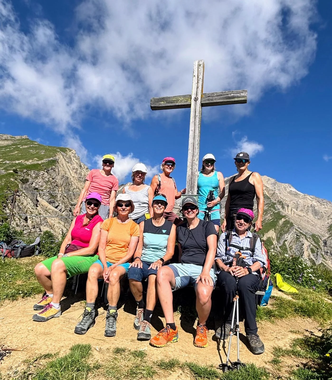 10 Frauen an einem Gipfelkreuz | © DAV-FN /  B. Flora
