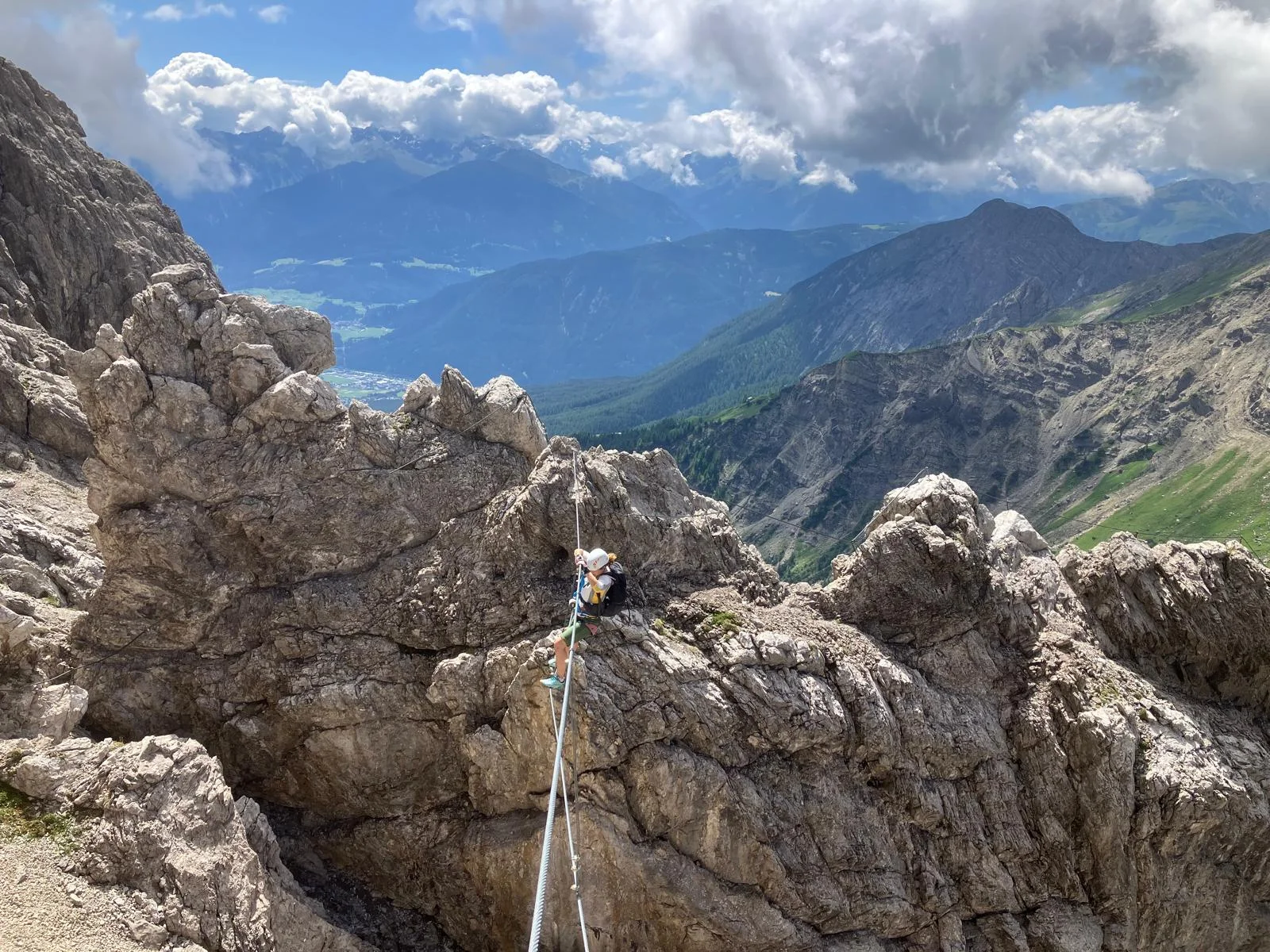 Eine Kletterin auf einer Seilbrücke des Imster Klettersteigs | © DAV-FN /  A. Martin