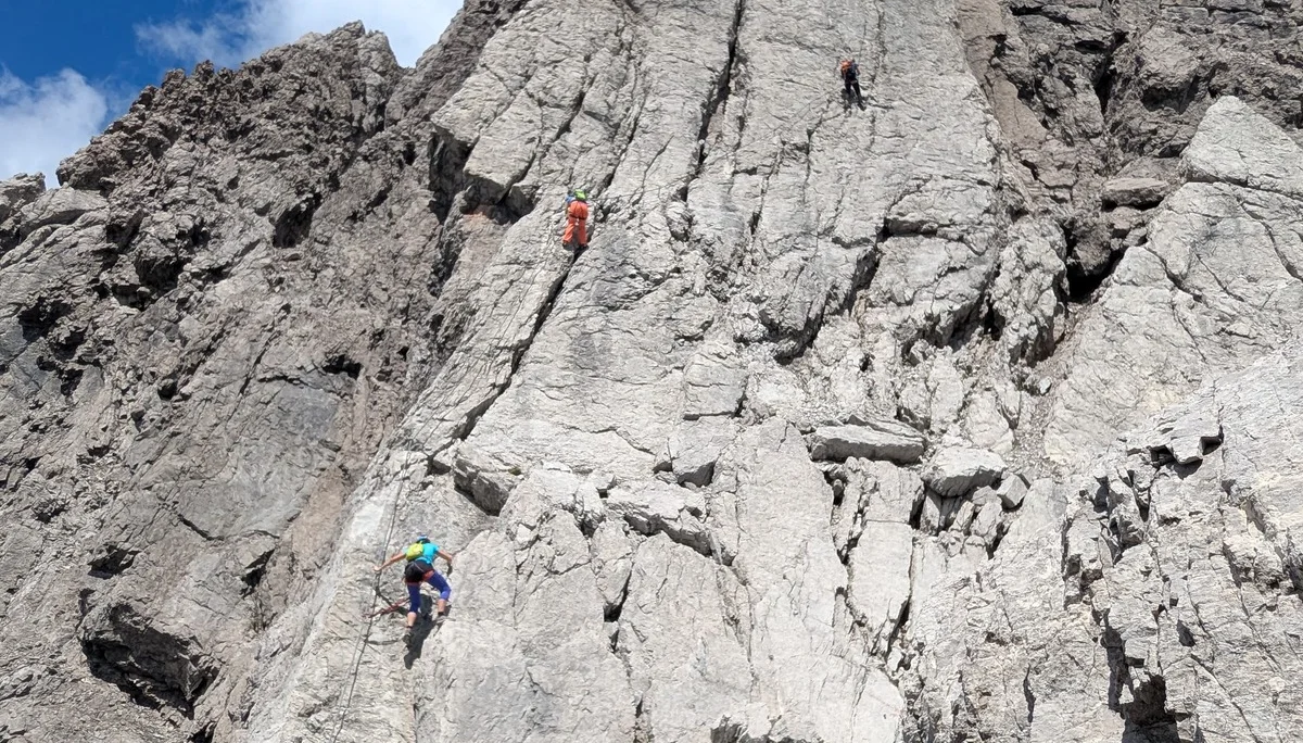 3 Kletterinnen am Imster Klettersteig an sonnenbeschienener Felswand | © DAV-FN /  M. Sturm