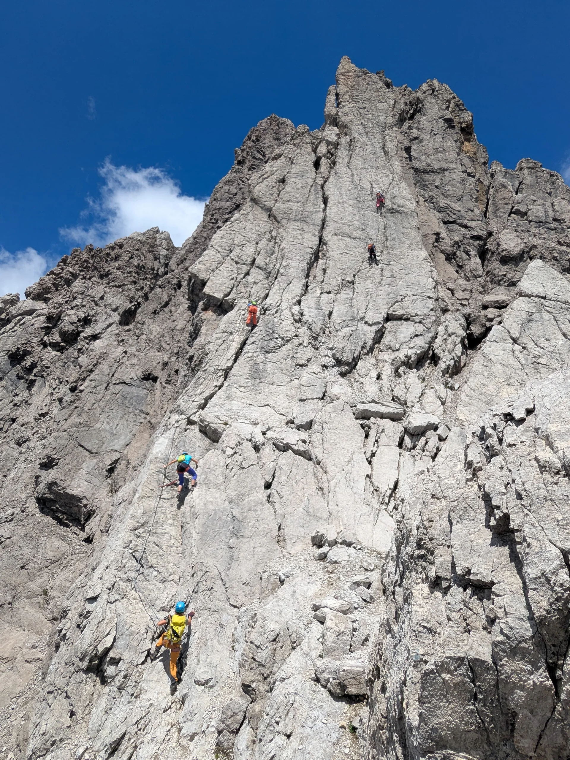 3 Kletterinnen am Imster Klettersteig an sonnenbeschienener Felswand | © DAV-FN /  M. Sturm