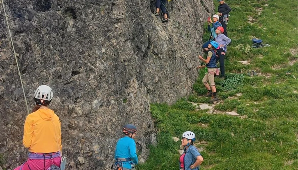 Die Frauenklettergruppe im Klettergarten | © DAV-FN / B. Knecht