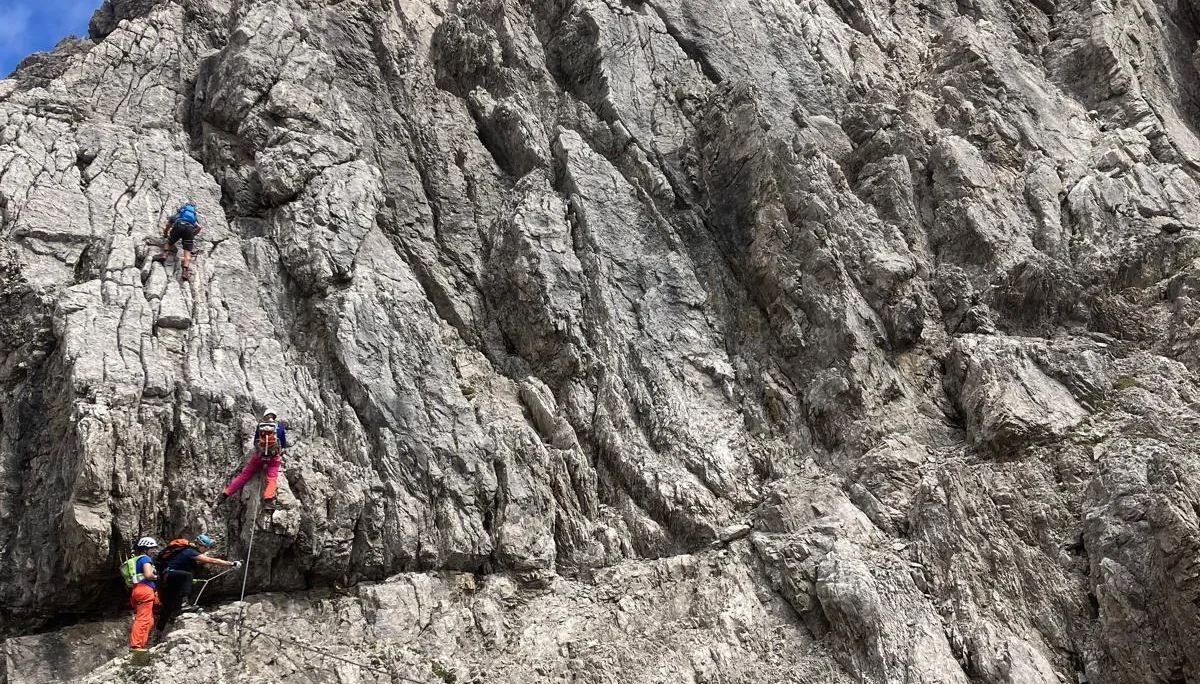 3 Kletterinnen an einer Seilbrücke im Imster Klettersteig | © DAV-FN /  A. Martin