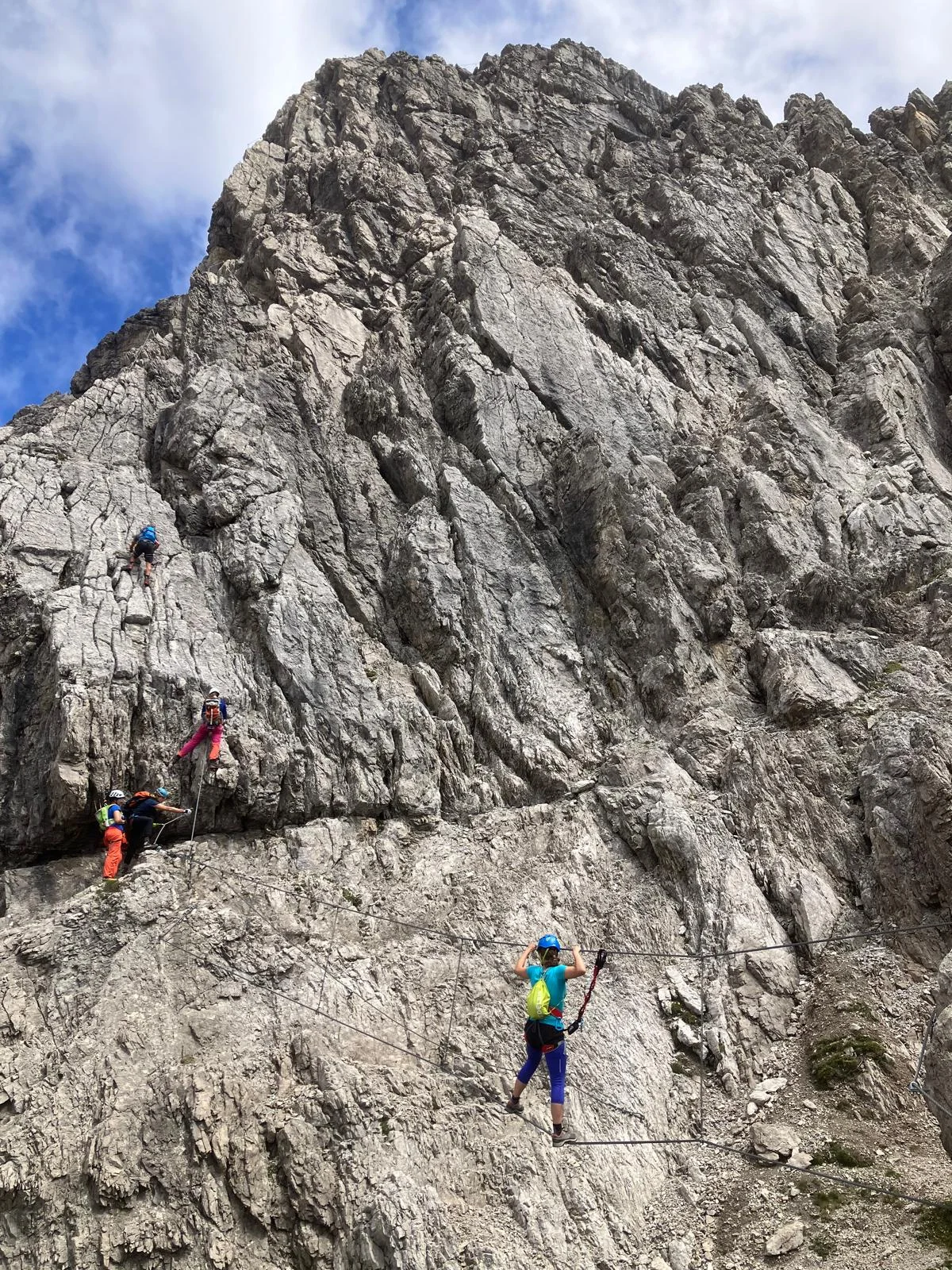 3 Kletterinnen an einer Seilbrücke im Imster Klettersteig | © DAV-FN /  A. Martin