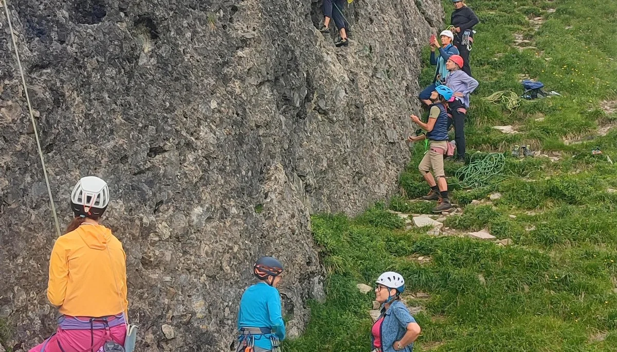 Die Frauenklettergruppe im Klettergarten | © DAV-FN /  B. Knecht