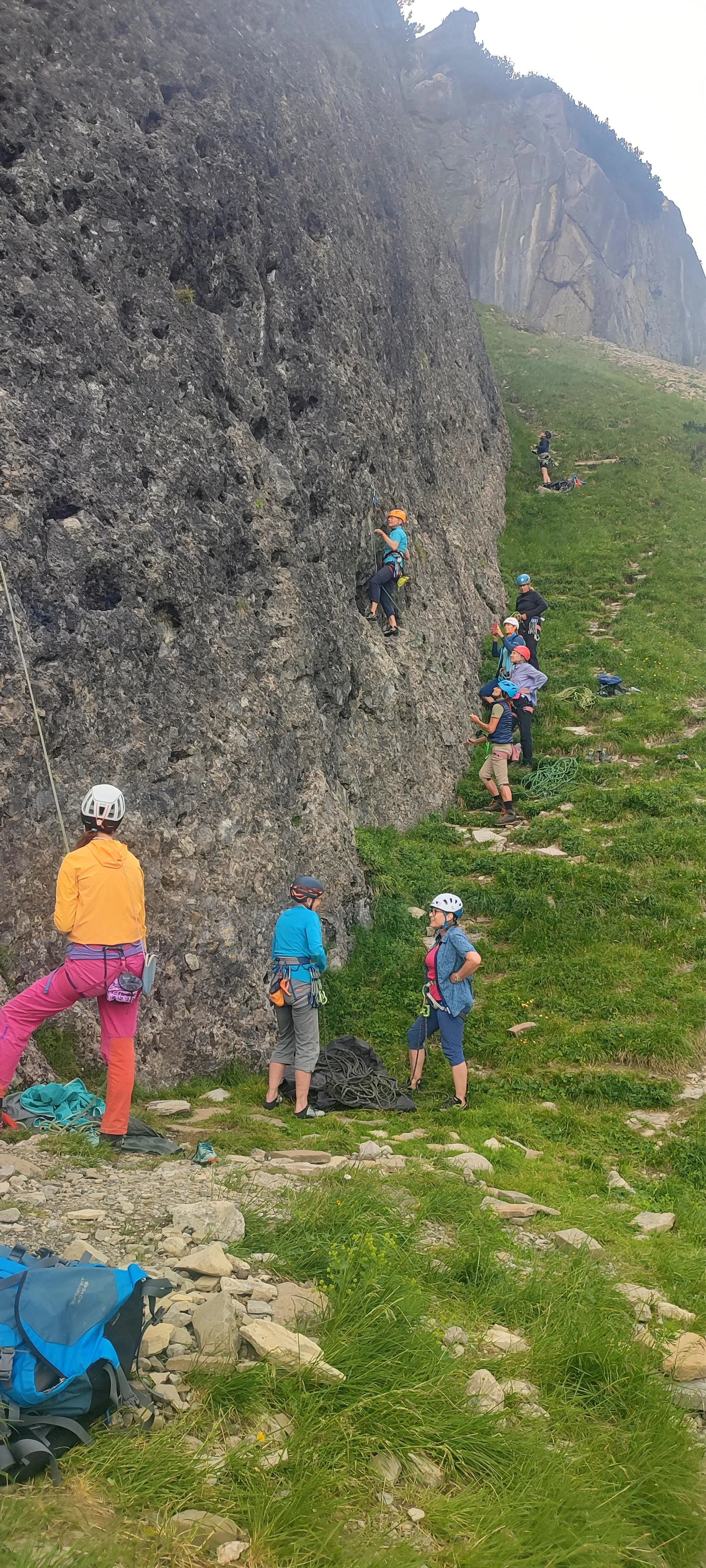 Die Frauenklettergruppe im Klettergarten | © DAV-FN /  B. Knecht