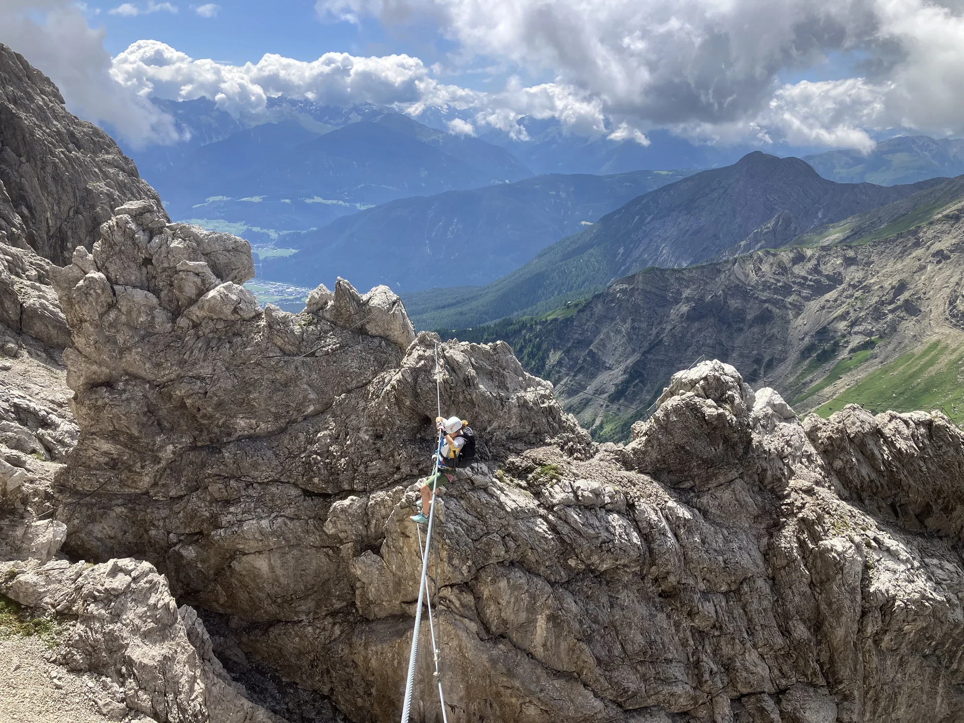 Eine Kletterin auf einer Seilbrücke des Imster Klettersteigs | © DAV-FN /  A. Martin
