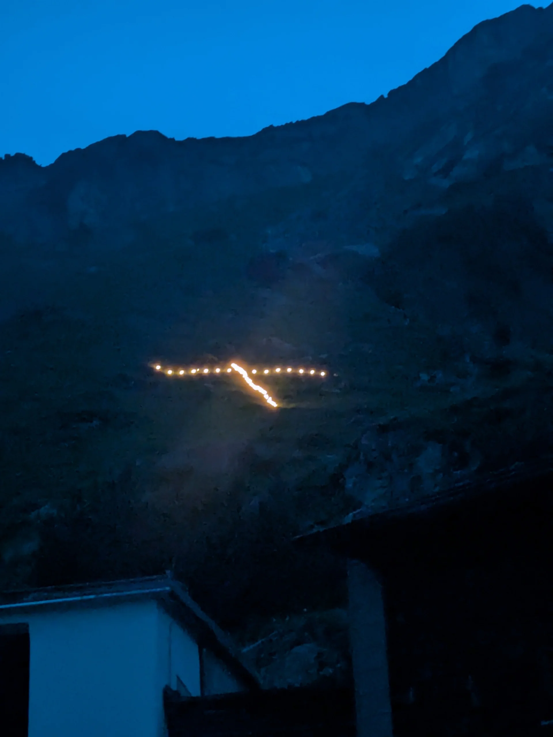 Herz-Jesu-Feuer an einem nahen Bergrücken | © DAV-FN /  M. Sturm